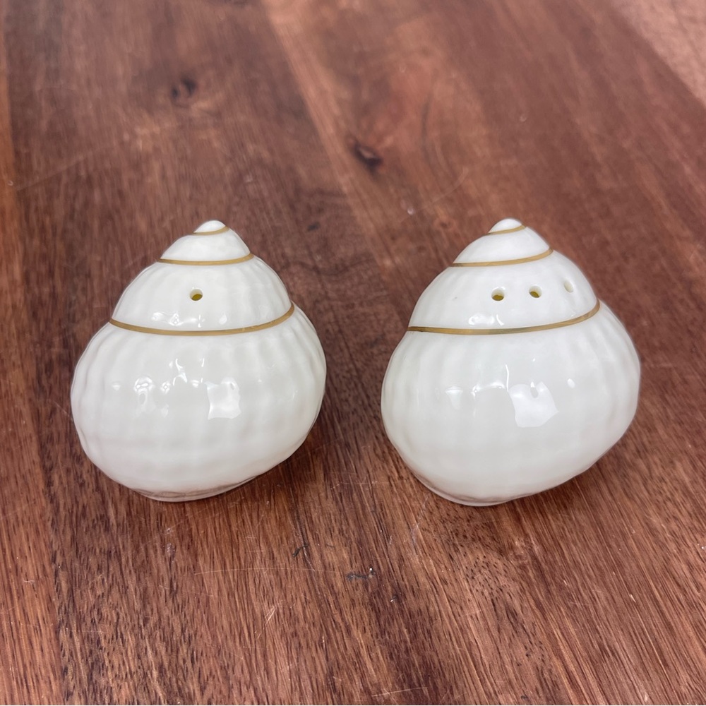 Mika sa Salt and pepper shakers.